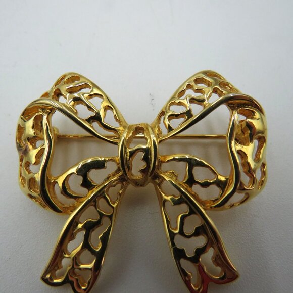 Vintage Ribbon Bow Gold Ton 1.5" Lacey Cut Out Brooch Pin - Picture 2 of 9